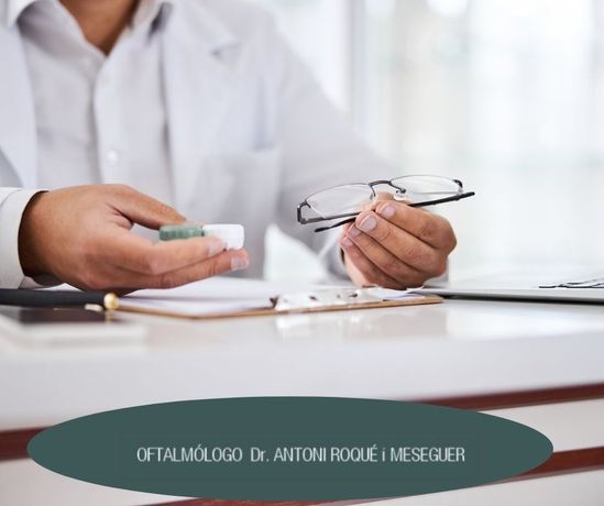 Antoni Roque Meseguer medico recetando gafas